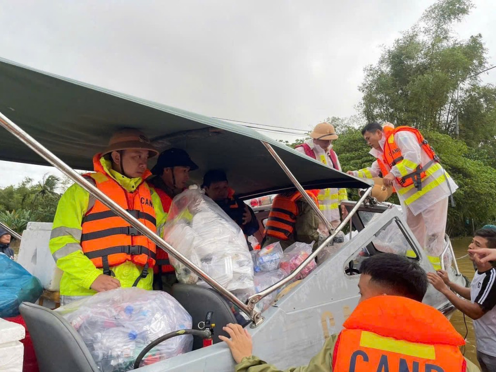 Lực lượng Công an  không ngại hiểm nguy, đưa nhu yếu phẩm đến giúp bà con tại các thôn bị chia cắt ổn định cuộc sống sau lũ. Lực lượng Công an  không ngại hiểm nguy, đưa nhu yếu phẩm đến giúp bà con tại các thôn bị chia cắt ổn định cuộc sống sau lũ.