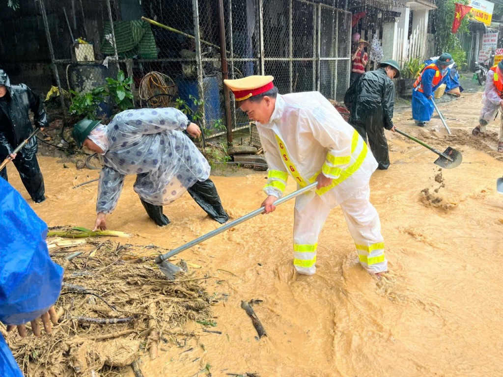Đồng hành cùng dân khắc phục hậu quả  sau mưa lũ Đồng hành cùng dân khắc phục hậu quả  sau mưa lũ