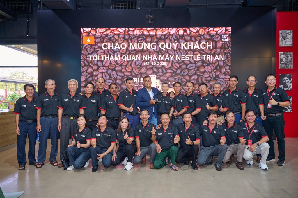 Ảnh 5 - Tổng Giám Đốc Nestlé Việt Nam chụp hình cùng đoàn nông dân tiêu biểu của chương trình NESCAFÉ Plan