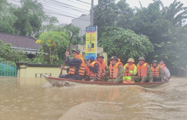 Công an Đà Nẵng hành quân vào vùng tâm lũ hỗ trợ Nhân dân