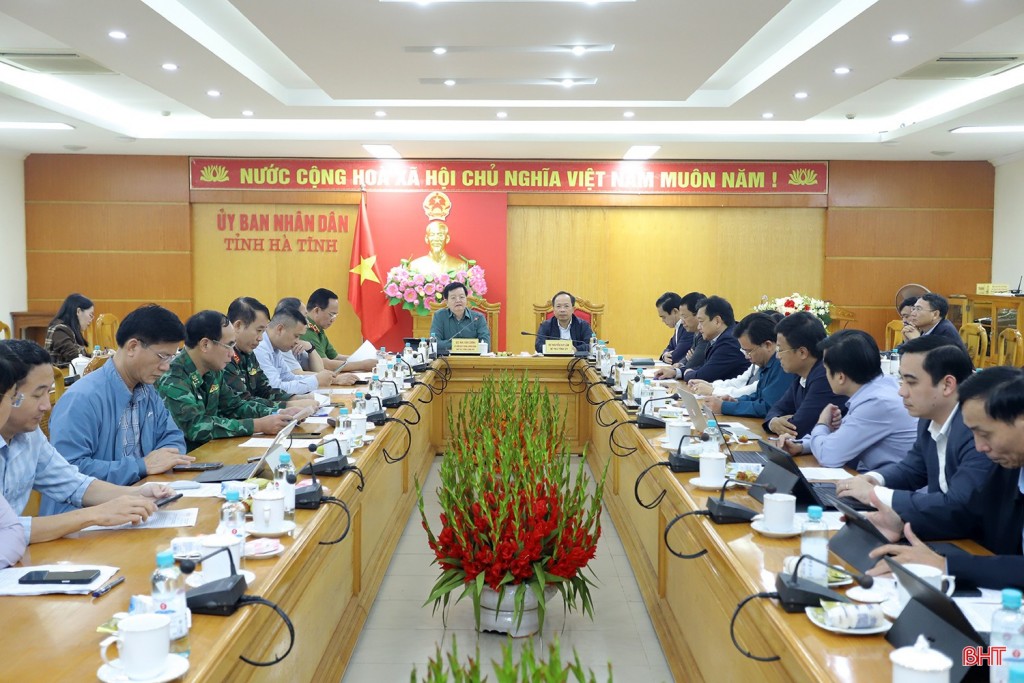 Phó Thủ tướng đề nghị Hà Tĩnh phải theo dõi chặt chẽ, cập nhật tình hình, thông tin kịp thời diễn biến thời tiết, mưa lũ để nhân dân chủ động trong mọi tình huống - Ảnh: Báo Hà Tĩnh Phó Thủ tướng đề nghị Hà Tĩnh phải theo dõi chặt chẽ, cập nhật tình hình, thông tin kịp thời diễn biến thời tiết, mưa lũ để nhân dân chủ động trong mọi tình huống - Ảnh: Báo Hà Tĩnh