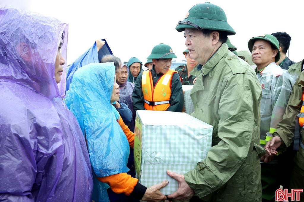 Phó Thủ tướng Mai Văn Chính tặng quà động viên người dân vùng ngập lụt Hà Tĩnh - Ảnh: Báo Hà Tĩnh Phó Thủ tướng Mai Văn Chính tặng quà động viên người dân vùng ngập lụt Hà Tĩnh - Ảnh: Báo Hà Tĩnh