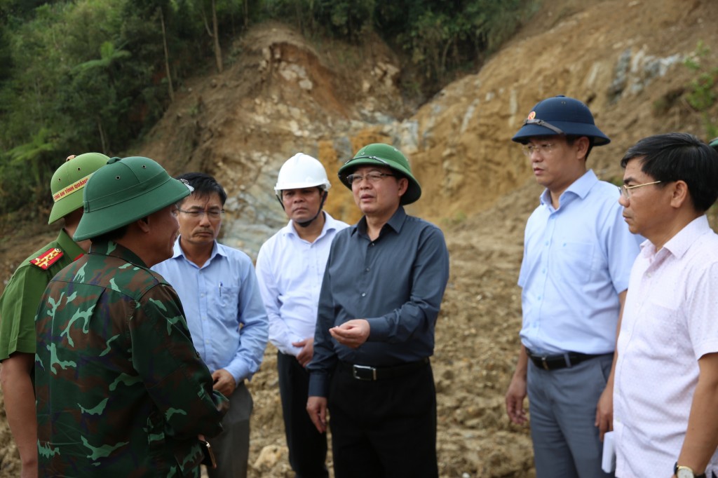 Phó Thủ tướng Hồ Quốc Dũng kiểm tra tình hình sạt lở đất tại đường giao thông Làng Mới đi thôn Ngọc Nang bị đứt gãy - Ảnh: VGP/Gia Huy