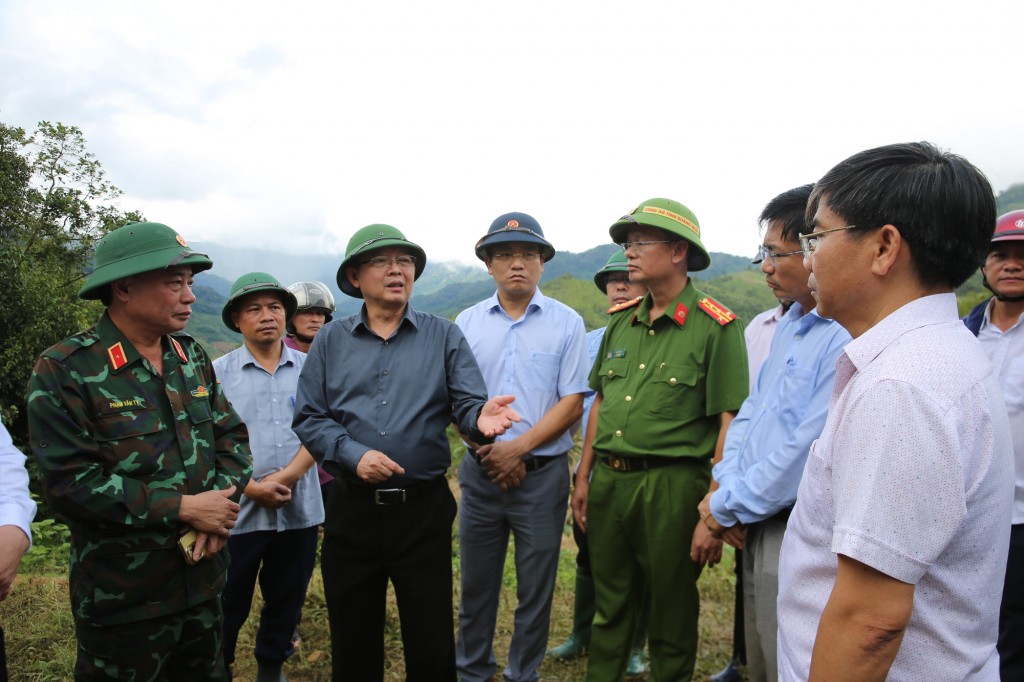 Phó Thủ tướng nhấn mạnh: Chính quyền địa phương phải bằng mọi cách bảo đảm đời sống tối thiểu cho người dân, nhất là người già, phụ nữ mang thai, trẻ em ở các vùng bị chia cắt - Ảnh: VGP/Gia Huy