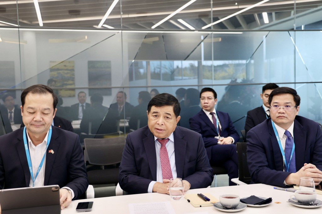 Phó Thủ tướng lưu ý Tập đoàn xem xét mở văn phòng đại diện tại Việt Nam cũng như thiết lập Trung tâm R&D tại NIC Hòa Lạc nhằm đẩy mạnh hợp tác đầu tư kinh doanh tại Việt Nam và khu vực Đông Nam Á - Ảnh: VGP/Thu Sa