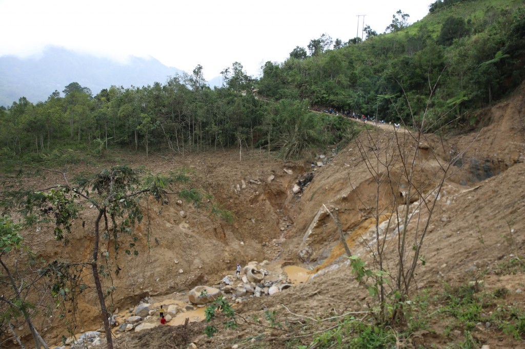 Đường giao thông từ thôn Làng Mới đi thôn Ngọc Nang bị đứt gãy dài khoảng 100m, sâu 10m; nhiều vị trí khác đứt gãy - Ảnh: VGP/Gia Huy