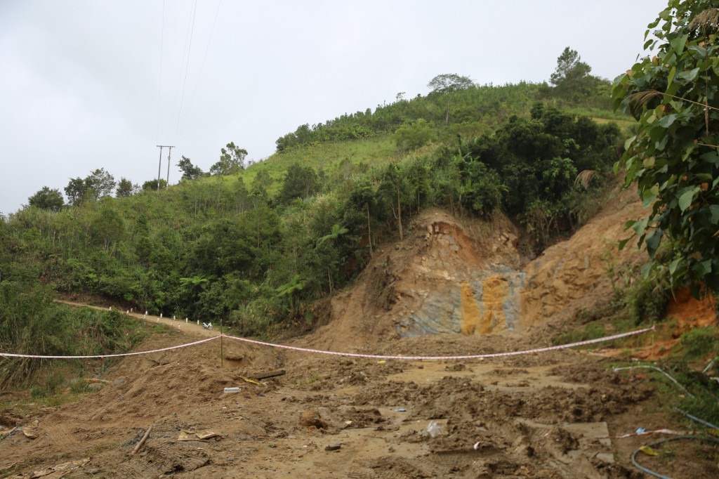 Đường giao thông từ thôn Làng Mới đi thôn Ngọc Nang bị đứt gãy dài khoảng 100m, sâu 10m; nhiều vị trí khác đứt gãy - Ảnh: VGP/Gia Huy
