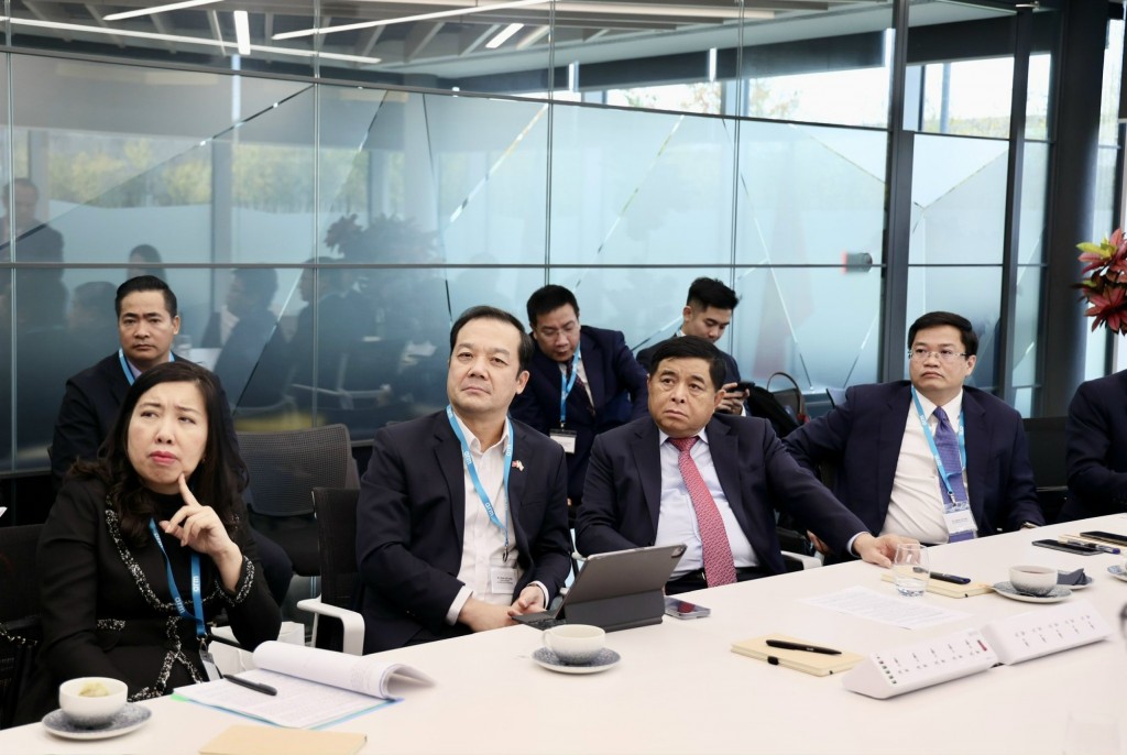 Phó Thủ tướng Nguyễn Chí Dũng gợi mở việc triển khai các chương trình đào tạo và chứng chỉ của ARM nhằm xây dựng đội ngũ kỹ sư thiết kế vi mạch đạt chuẩn quốc tế - Ảnh: VGP/Thu Sa