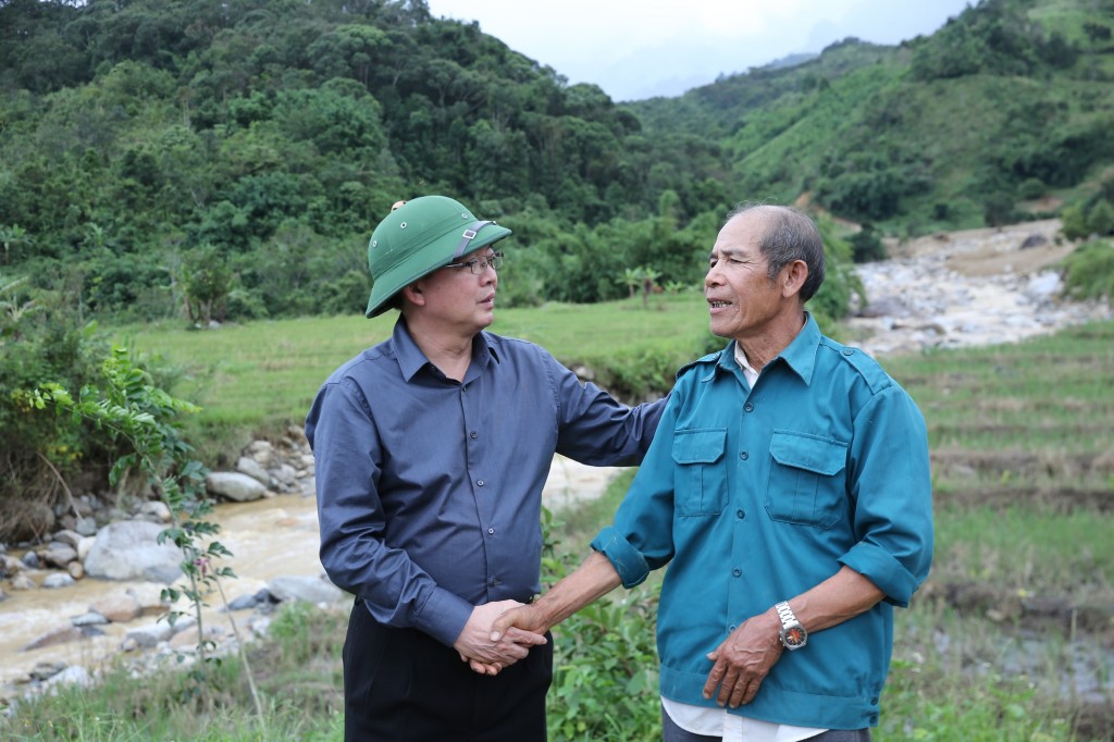 Phó Thủ tướng Hồ Quốc Dũng thăm hỏi, động viên người dân bị ảnh hưởng bởi sạt lở do mưa lũ tại đường giao thông Làng Mới đi thôn Ngọc Nang bị đứt gãy - Ảnh: VGP/Gia Huy