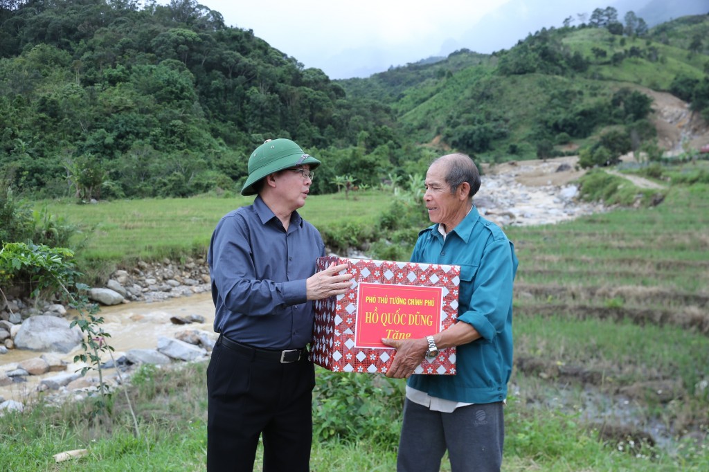 Phó Thủ tướng Hồ Quốc Dũng tặng quà cho nhân dân 5 thôn bị cô lập của xã Ngọc Linh - Ảnh: VGP/Gia Hu