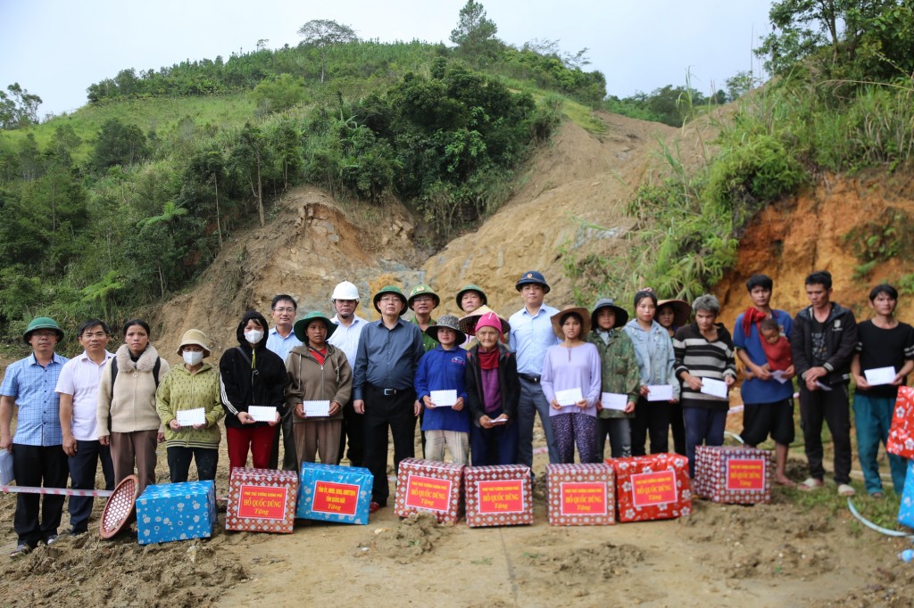Phó Thủ tướng Hồ Quốc Dũng tặng quà cho nhân dân 5 thôn bị cô lập của xã Ngọc Linh - Ảnh: VGP/Gia Huy