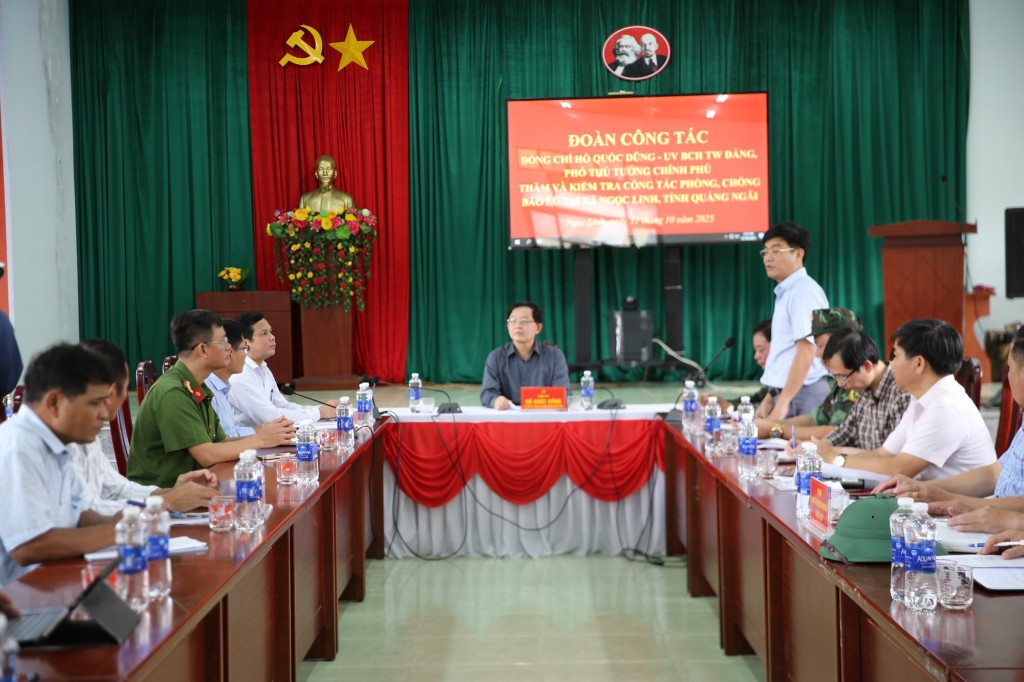 Phó Thủ tướng Hồ Quốc Dũng làm việc tại UBND xã Ngọc Linh về công tác khắc phục bão lũ trên địa bàn - Ảnh: VGP/Gia Huy