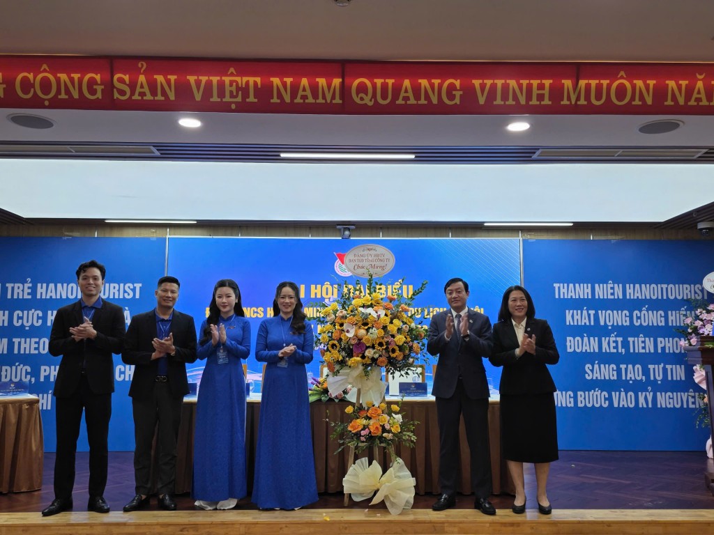 Đại diện Tổng Công ty Du lịch Hà Nội tặng hoa chúc mừng Đại hội