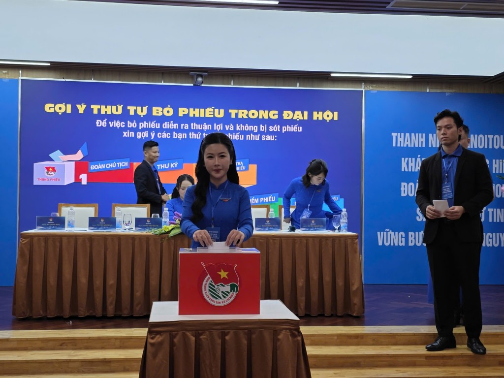 Các đại biểu tiến hành bầu Ban Chấp hành Đoàn khoá mới