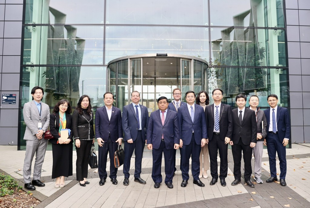 Phó Thủ tướng Nguyễn Chí Dũng và các thành viên đoàn công tác của Chính phủ chụp ảnh lưu niệm cùng lãnh đạo Tập đoàn ARM - Ảnh: VGP/Thu Sa