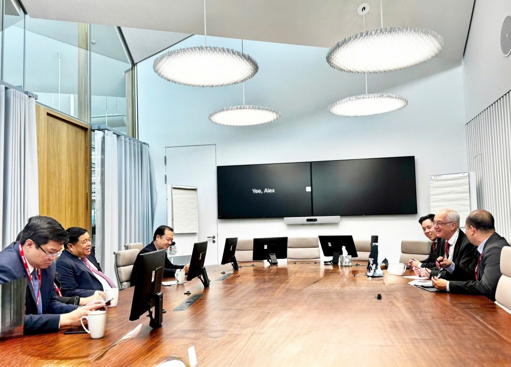 Phó Thủ tướng Nguyễn Chí Dũng thăm và làm việc với Tập đoàn AstraZeneca - Ảnh: VGP/Cầm Tuấn