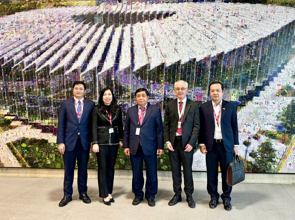 Phó Thủ tướng Nguyễn Chí Dũng và các thành viên đoàn công tác của Chính phủ chụp ảnh lưu niệm cùng lãnh đạo Tập đoàn AstraZeneca - Ảnh: VGP/Cầm Tuấn