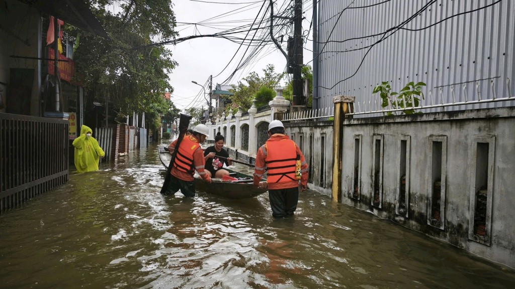 Những bóng áo cam nơi vùng lũ Những bóng áo cam nơi vùng lũ