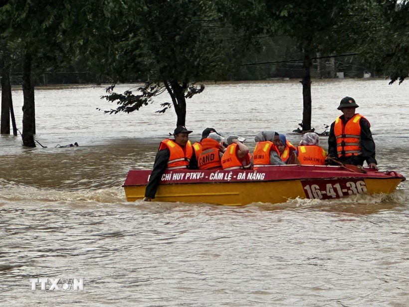 Lực lượng chức năng dùng ca nô đưa người dân ra khỏi vùng ngập lũ nguy hiểm. (Ảnh: Trần Lê Lâm/TTXVN) Lực lượng chức năng dùng ca nô đưa người dân ra khỏi vùng ngập lũ nguy hiểm. (Ảnh: Trần Lê Lâm/TTXVN)