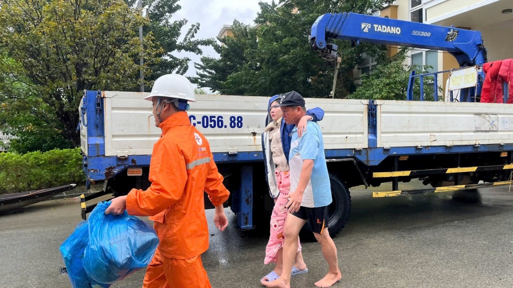 Những bóng áo cam nơi vùng lũ Những bóng áo cam nơi vùng lũ