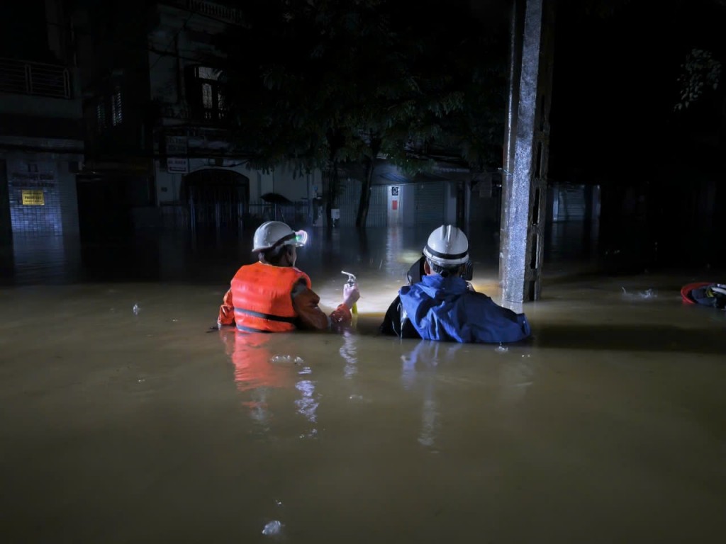 Những bóng áo cam nơi vùng lũ Những bóng áo cam nơi vùng lũ