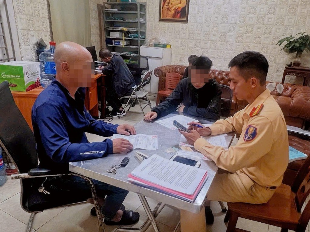 CSGT làm việc với chủ xe, đồng thời là bố của nam sinh đi xe máy bốc đầu CSGT làm việc với chủ xe, đồng thời là bố của nam sinh đi xe máy bốc đầu