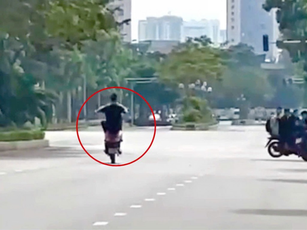 Hình ảnh clip nam sinh đi xe máy bốc đầu đăng tải lên mạng xã hội Hình ảnh clip nam sinh đi xe máy bốc đầu đăng tải lên mạng xã hội