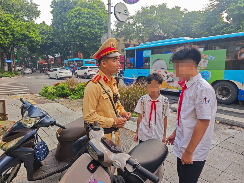 Con đi xe máy “bốc đầu”, bố bị triệu hồi xử phạt Con đi xe máy “bốc đầu”, bố bị triệu hồi xử phạt