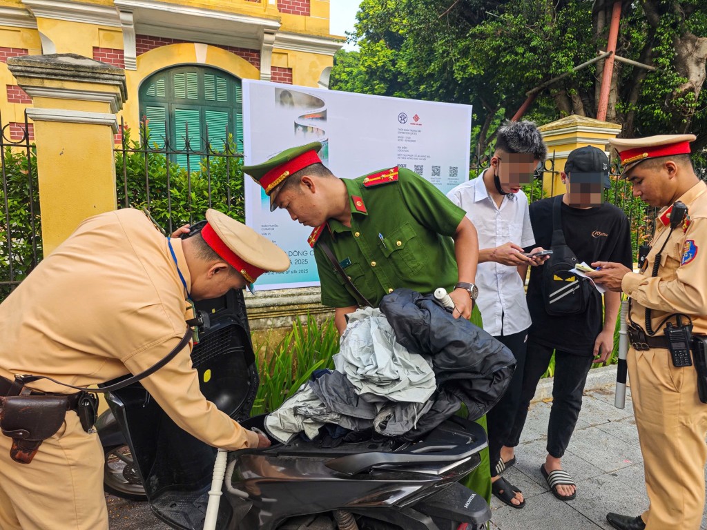 CSGT Hà Nội kiểm tra việc chấp hành an toàn giao thông của học sinh, phụ huynh trên toàn địa bàn thành phố CSGT Hà Nội kiểm tra việc chấp hành an toàn giao thông của học sinh, phụ huynh trên toàn địa bàn thành phố