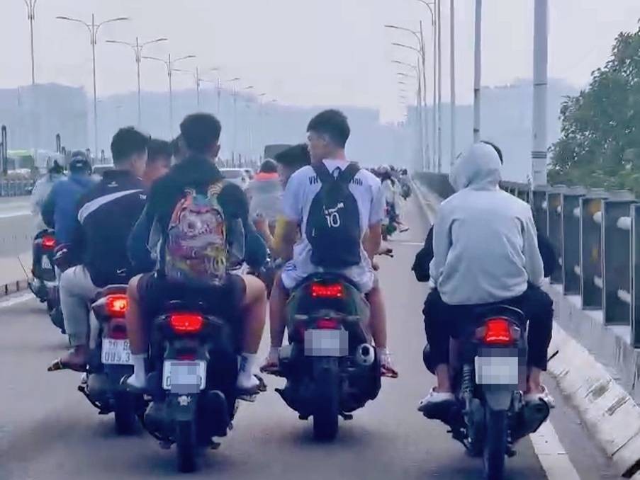 Hình ảnh vi phạm được phản ánh đến Cục trưởng Cục CSGT - Bộ Công an Hình ảnh vi phạm được phản ánh đến Cục trưởng Cục CSGT - Bộ Công an