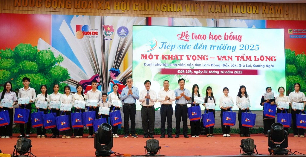 Trao học bổng  Chắp cánh ước mơ cho 143 tân sinh viên nghèo vượt khó