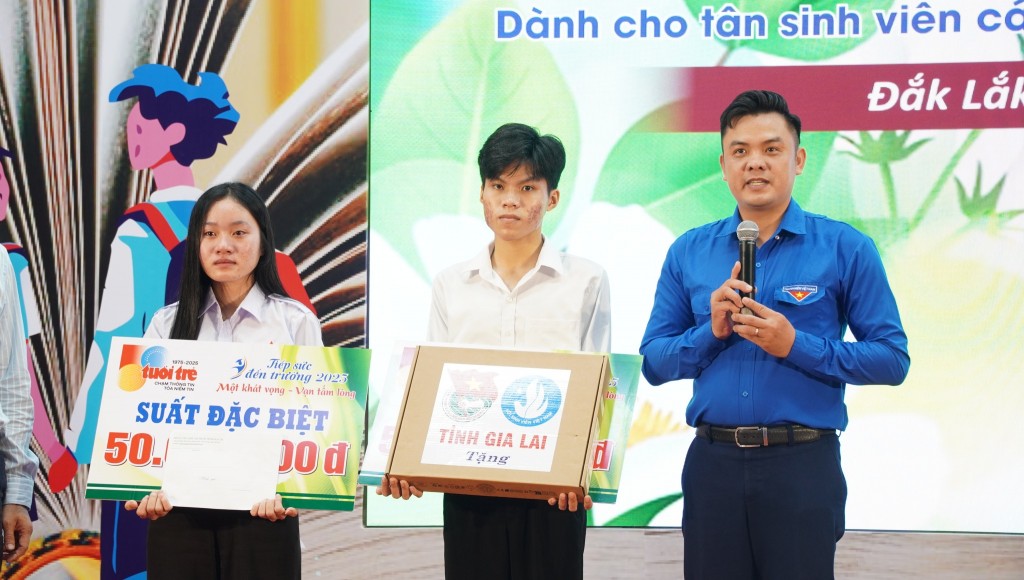 Ban tổ chức trao 2 suất học bổng đặc biệt, trị giá 50 triệu đồng trong suốt 4 năm học cho Nguyễn Thị Thanh Thu và Lê Xuân Tiền Ban tổ chức trao 2 suất học bổng đặc biệt, trị giá 50 triệu đồng trong suốt 4 năm học cho Nguyễn Thị Thanh Thu và Lê Xuân Tiền