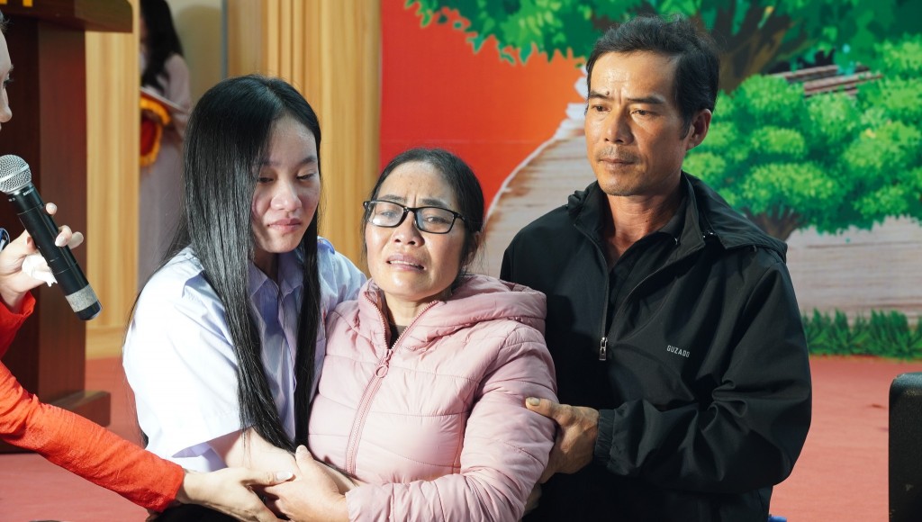 Phía sau mỗi suất học bổng là một câu chuyện đầy nghị lực về hành trình vượt khó vươn lên (Ảnh: CTV) Phía sau mỗi suất học bổng là một câu chuyện đầy nghị lực về hành trình vượt khó vươn lên (Ảnh: CTV)