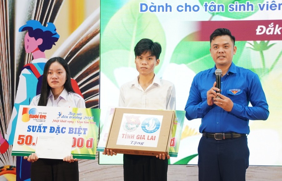 Chắp cánh ước mơ cho 143 tân sinh viên nghèo vượt khó