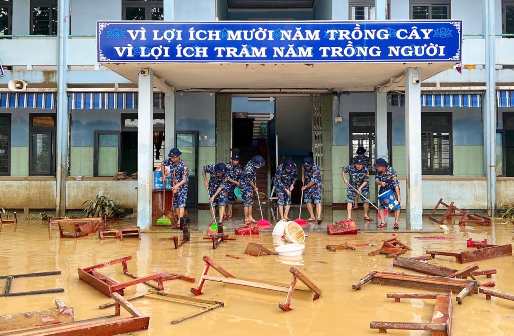 Cán bộ, chiến sĩ Vùng 3 Hải quân phối hợp với thầy cô giáo, phụ huynh học sinh dọn dẹp bùn non (Ảnh  Cán bộ, chiến sĩ Vùng 3 Hải quân phối hợp với thầy cô giáo, phụ huynh học sinh dọn dẹp bùn non (Ảnh