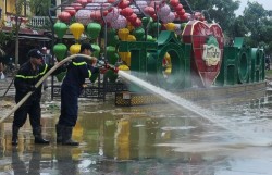 Đà Nẵng: Lực lượng chức năng đang khẩn trương xử lý rác sau lũ