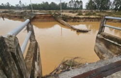 Đà Nẵng: Mố cầu trôi xuống sông, giao thông bị chia cắt sau lũ