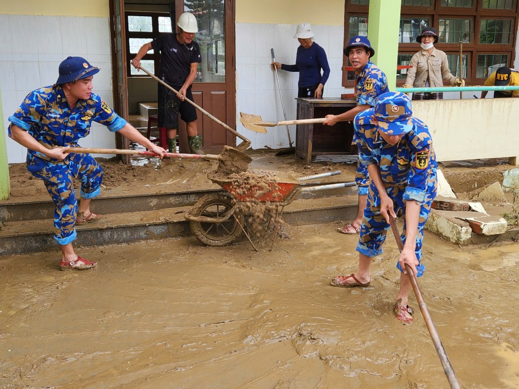 Hình ảnh người lính hải quân kiên cường, tận tụy vì Nhân dân là điểm tựa vững chắc giúp người dân vùng lũ yên tâm khắc phục hậu quả Hình ảnh người lính hải quân kiên cường, tận tụy vì Nhân dân là điểm tựa vững chắc giúp người dân vùng lũ yên tâm khắc phục hậu quả