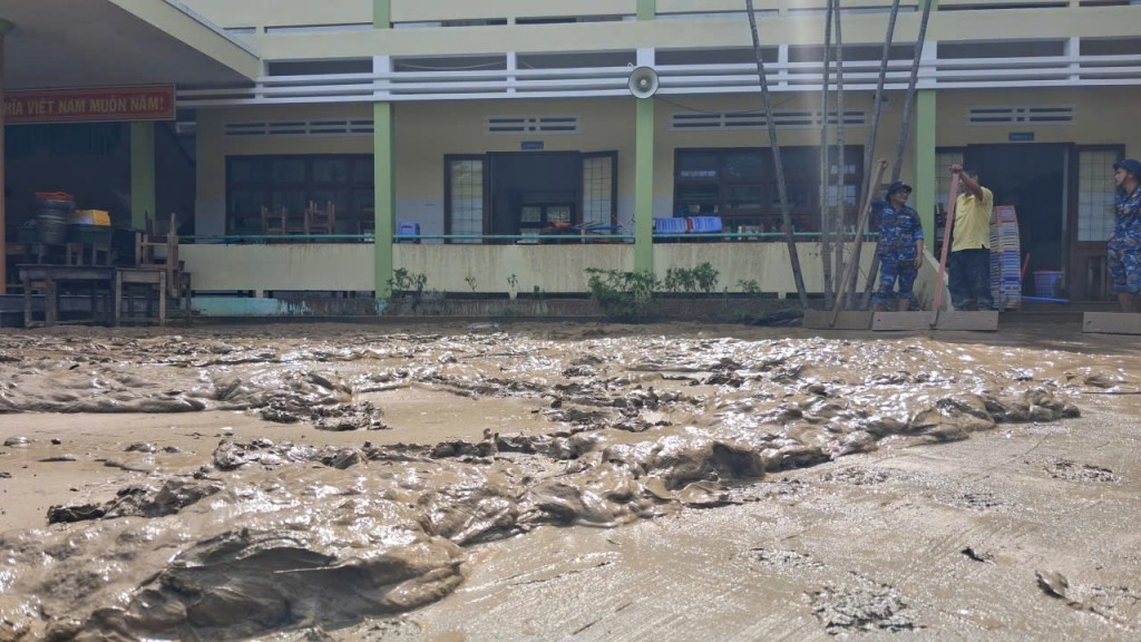 Sau cơn lũ rút để lại lớp bùn non dày đặc  Sau cơn lũ rút để lại lớp bùn non dày đặc