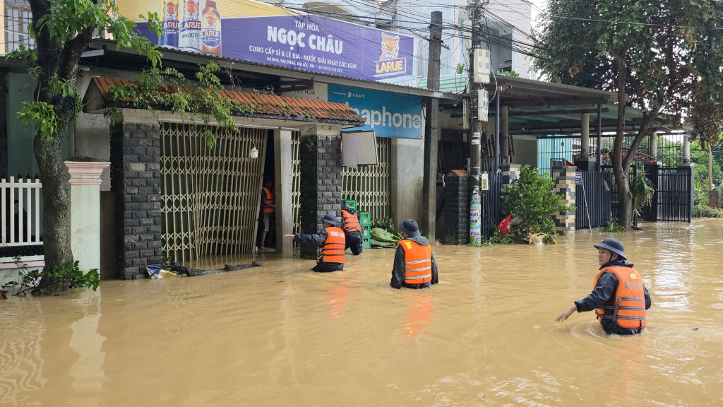 Bộ đội Vùng 3 Hải quân tìm vào tận khu vực ngập sâu di dời người dân tới nơi an toàn Bộ đội Vùng 3 Hải quân tìm vào tận khu vực ngập sâu di dời người dân tới nơi an toàn