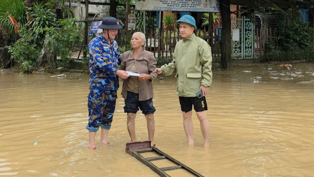 Đại tá Phạm Văn Toàn, Lữ đoàn trưởng Lữ đoàn 680 Vùng 3 Hải quân hỗ trợ, động viên người dân sớm khắc phục khó khăn, ổn định cuộc sống  Đại tá Phạm Văn Toàn, Lữ đoàn trưởng Lữ đoàn 680 Vùng 3 Hải quân hỗ trợ, động viên người dân sớm khắc phục khó khăn, ổn định cuộc sống