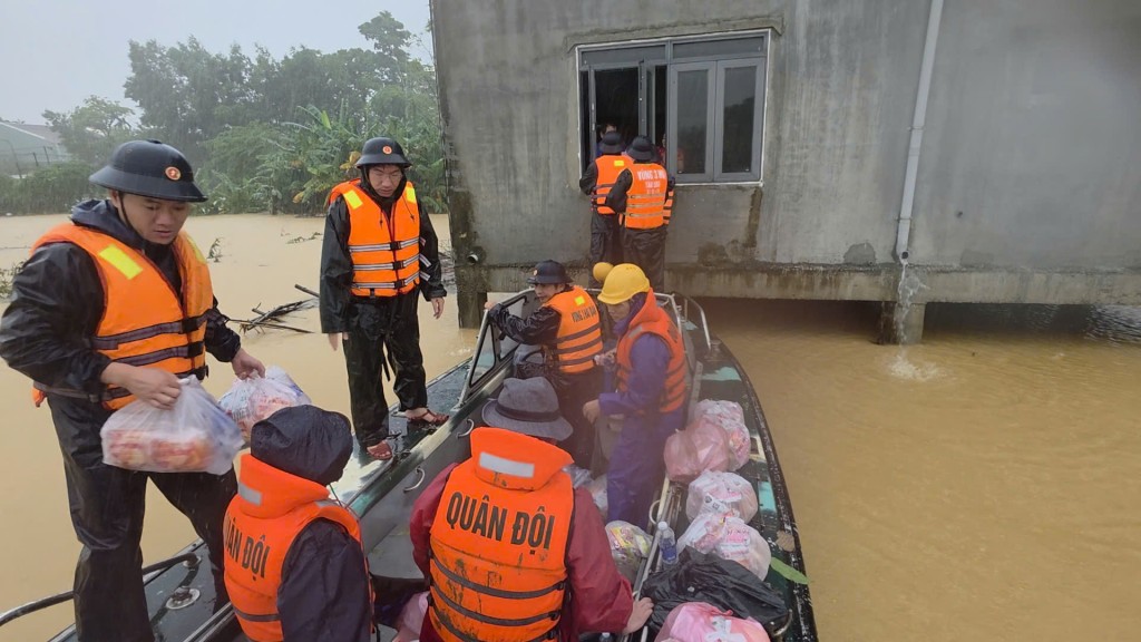 Lực lượng tổ chức di dời người dân khỏi vùng nguy hiểm vừa vận chuyển lương thực, nước uống và nhu yếu phẩm Lực lượng tổ chức di dời người dân khỏi vùng nguy hiểm vừa vận chuyển lương thực, nước uống và nhu yếu phẩm