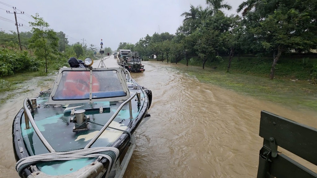 Lữ đoàn 680 Vùng 3 Hải quân cơ động lực lượng, huy động dàn xe đặc chủng và thiết bị cứu hộ xuống vùng rốn lũ Đại Lộc, Hà Nha cứu người dân bị mắc kẹt Lữ đoàn 680 Vùng 3 Hải quân cơ động lực lượng, huy động dàn xe đặc chủng và thiết bị cứu hộ xuống vùng rốn lũ Đại Lộc, Hà Nha cứu người dân bị mắc kẹt