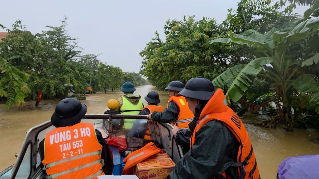 Tiếp cận các khu vực ngập sâu, di chuyển người dân đến nơi an toàn Tiếp cận các khu vực ngập sâu, di chuyển người dân đến nơi an toàn