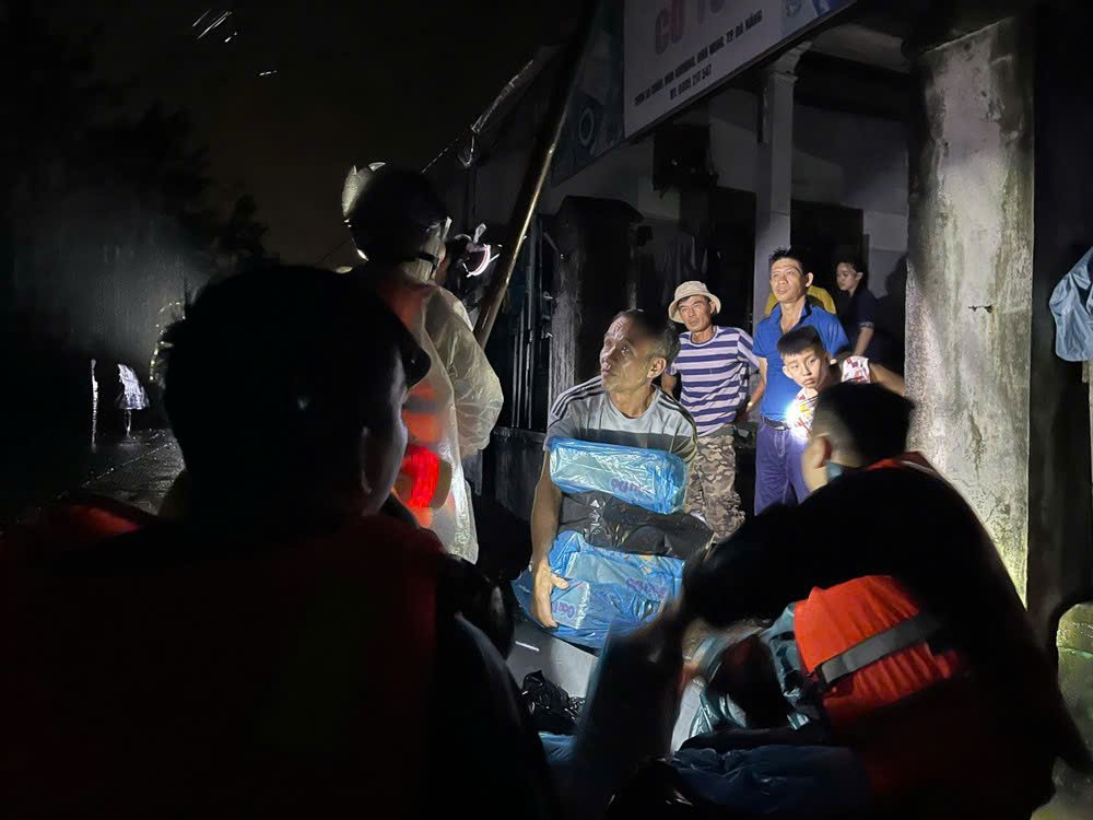 Lực lượng xuyên đêm cứu trợ người dân  Lực lượng xuyên đêm cứu trợ người dân