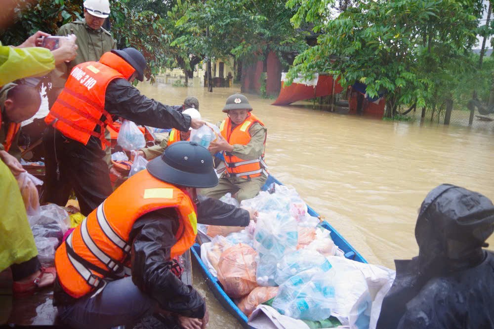 Cán bộ, chiến sĩ Vùng 3 Hải quân chuyển lương thực, nước uống xuống xuồng nhỏ để chuyển đến tay người dân Cán bộ, chiến sĩ Vùng 3 Hải quân chuyển lương thực, nước uống xuống xuồng nhỏ để chuyển đến tay người dân