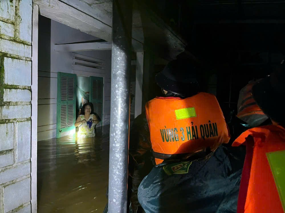 Bộ đội Hải quân cùng lực lượng vũ trang địa phương chuyển lương thực, nước ngọt đến tay từng hộ dân Bộ đội Hải quân cùng lực lượng vũ trang địa phương chuyển lương thực, nước ngọt đến tay từng hộ dân