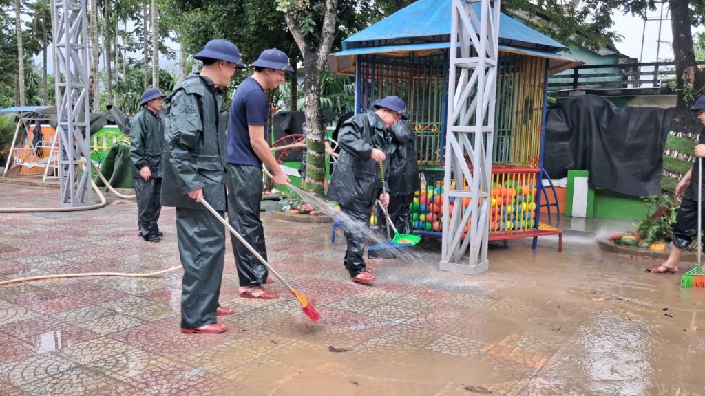 Cán bộ, chiến sĩ với quyết tâm cao nhất, giúp bà con nhân dân nhanh chóng ổn định cuộc sống Cán bộ, chiến sĩ với quyết tâm cao nhất, giúp bà con nhân dân nhanh chóng ổn định cuộc sống