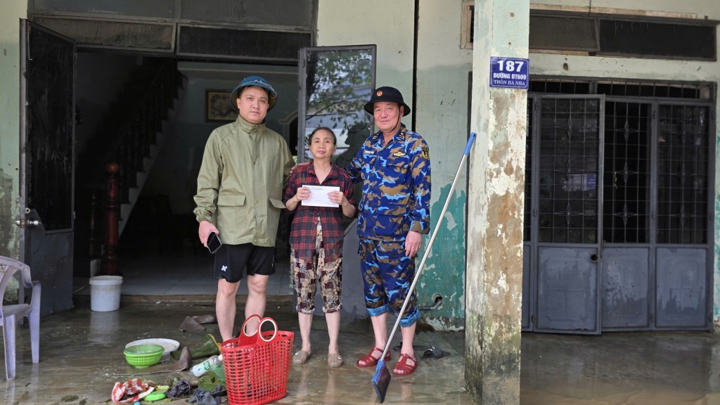 Những phần quà thiết thực gửi đến các hộ dân khó khăn tái thiết cuộc sống sau mưa lũ Những phần quà thiết thực gửi đến các hộ dân khó khăn tái thiết cuộc sống sau mưa lũ