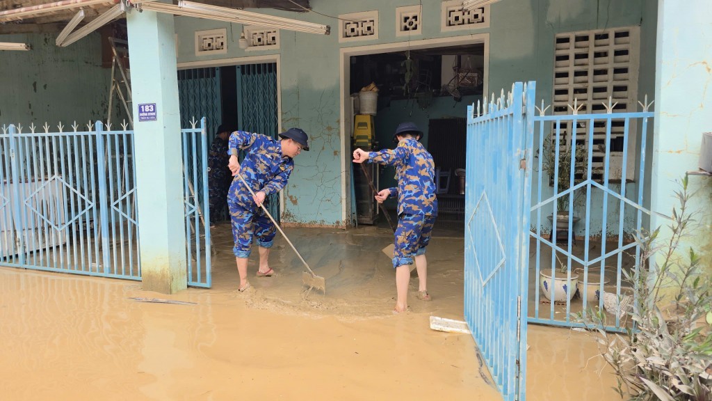 Lớp bùn đất dày đặc sau mưa lũ được lực lượng Lữ đoàn 680 dọn dẹp Lớp bùn đất dày đặc sau mưa lũ được lực lượng Lữ đoàn 680 dọn dẹp